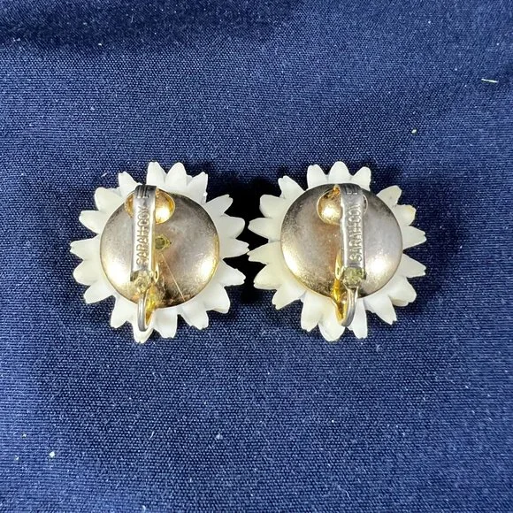 Vintage Sarah Coventry Daisy Clip-On Earrings White & Yellow Floral Design Retro - Picture 2 of 3